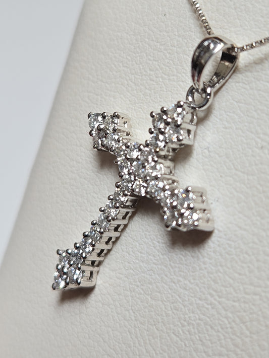 18K white gold cross pendant with 0.5ct round diamonds from Chique Jewelry, showcasing a detailed and elegant jewelry piece.