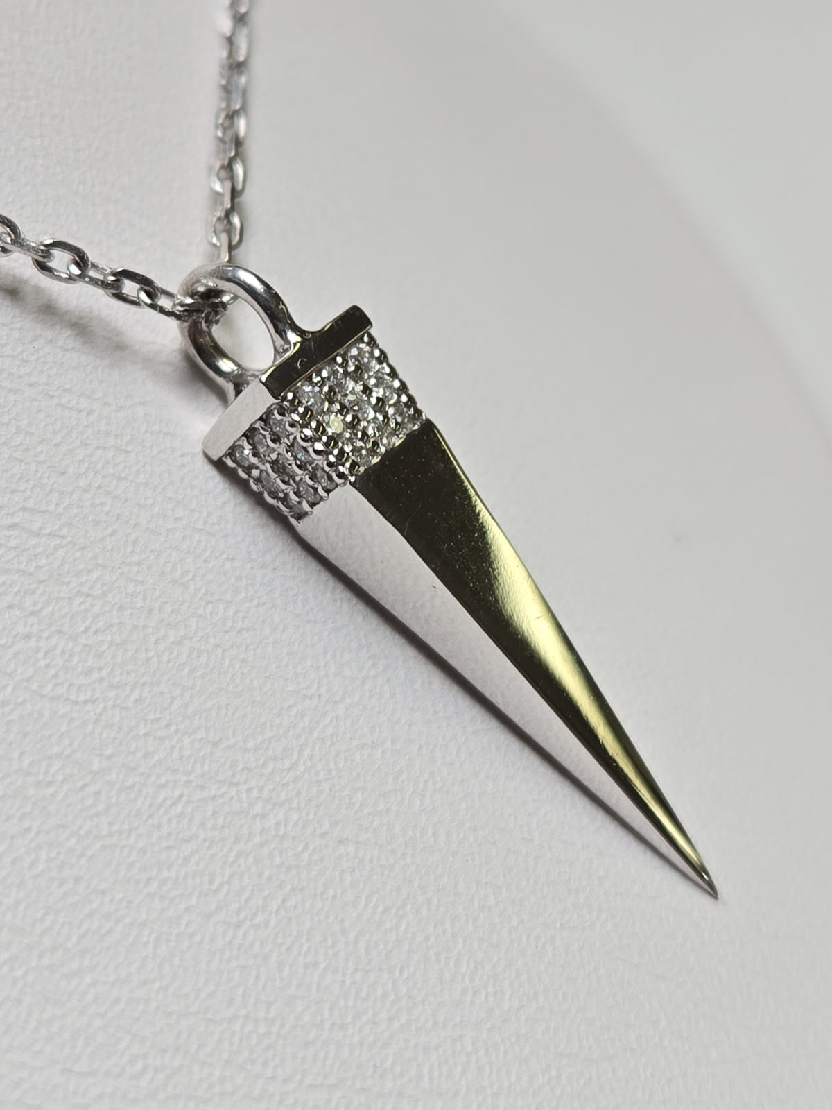 14K white gold cable chain necklace with diamond-cut design and 0.12ct diamonds, weighing 4.1g, by Chique Jewelry.