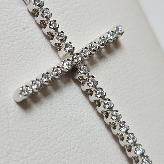 14K white gold cross pendant with 0.25ct lab-created round diamonds, weighing 1.6g, from Chique Jewelry.