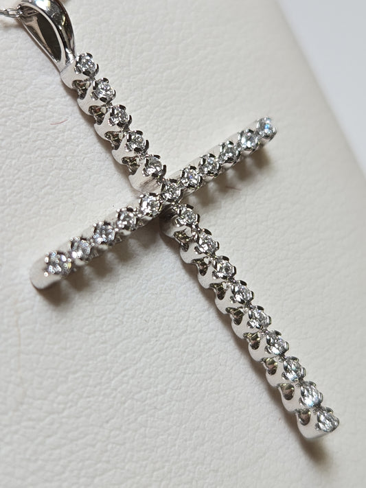 14K white gold cross pendant with 0.25ct lab-created round diamonds, weighing 1.6g, from Chique Jewelry.
