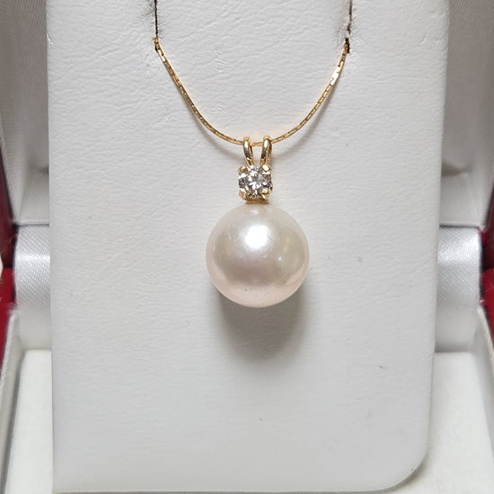 14K gold pendant with round freshwater pearl, weighing 2.4g, featuring elegant jewelry design by Chique Jewelry.