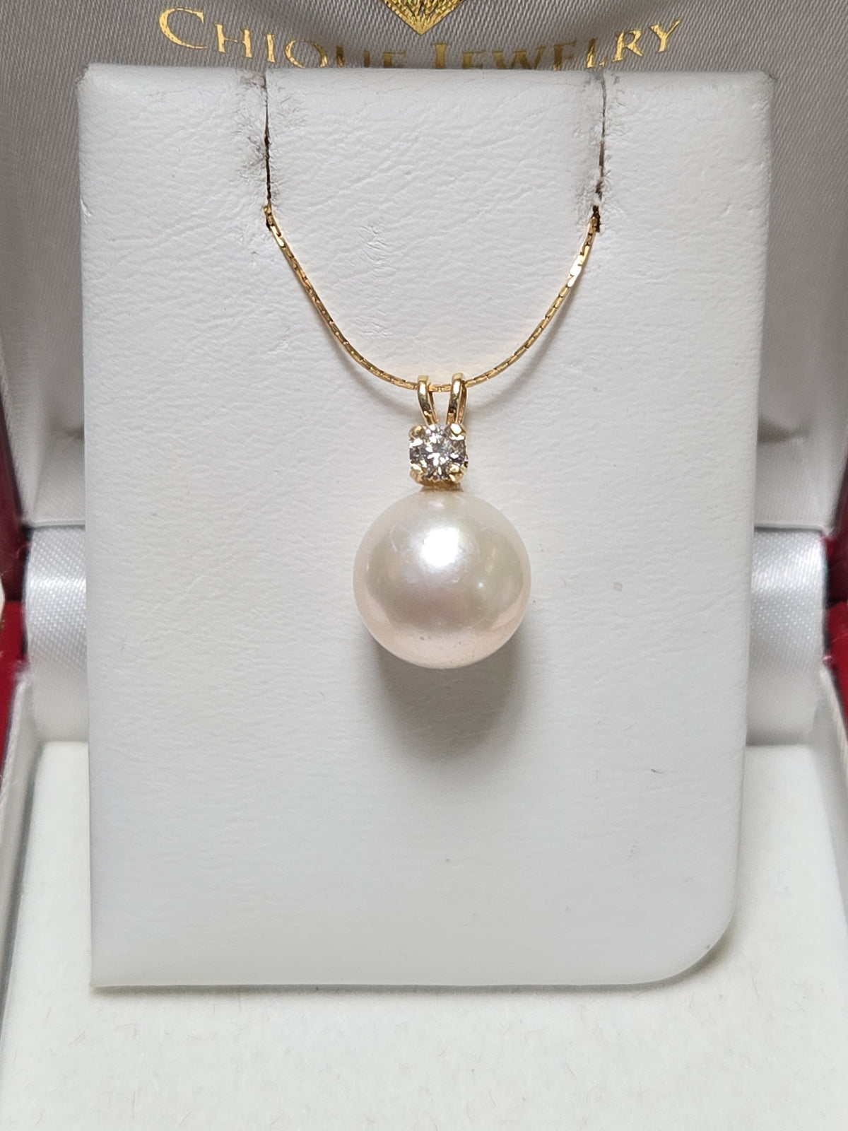 14K gold pendant with round freshwater pearl, weighing 2.4g, featuring elegant jewelry design by Chique Jewelry.