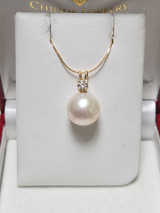 14K gold pendant with round freshwater pearl, weighing 2.4g, featuring elegant jewelry design by Chique Jewelry.