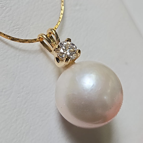 14K gold pendant featuring a round freshwater pearl, weight 2.4g, from Chique Jewelry.