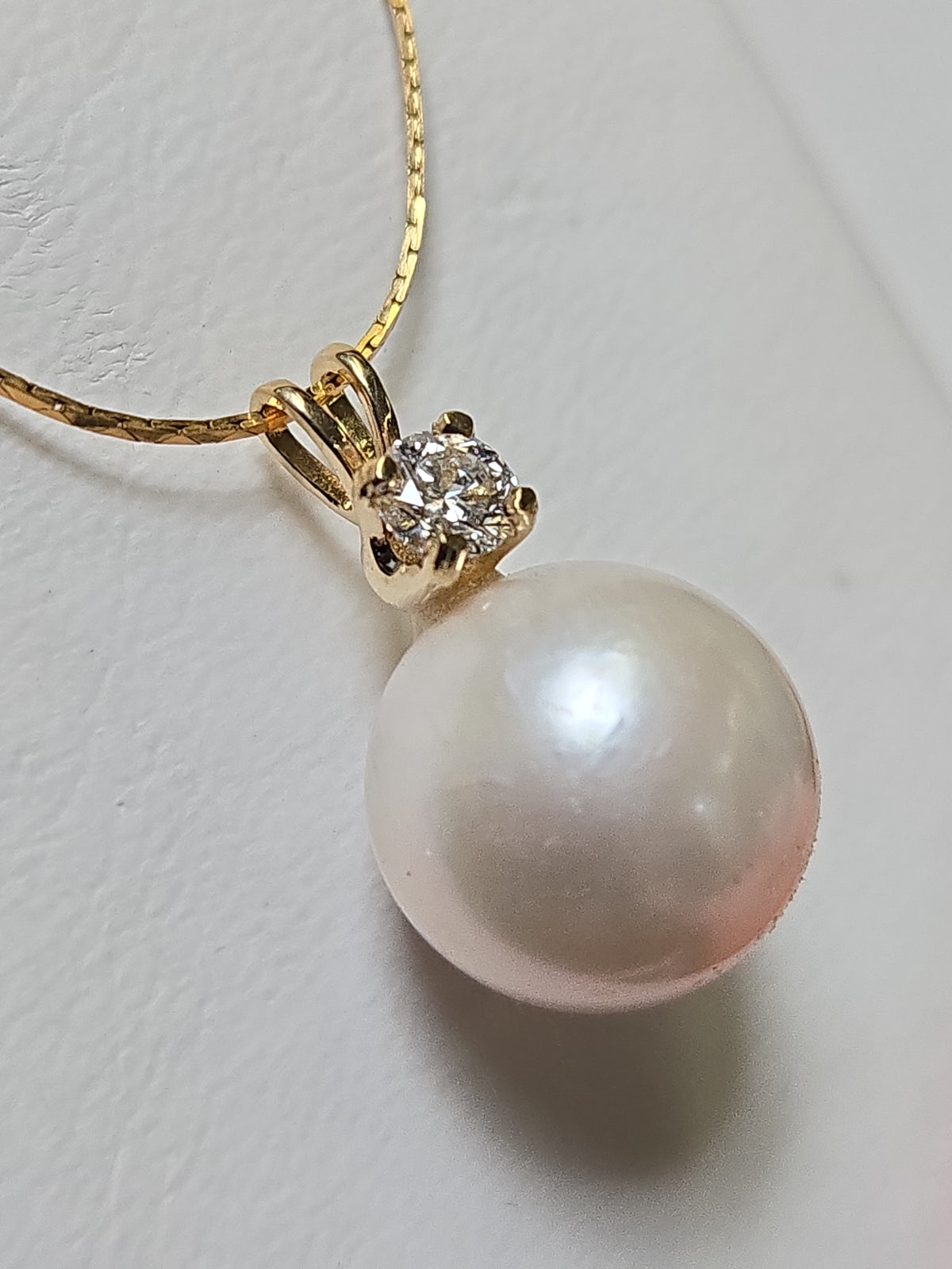 14K gold pendant featuring a round freshwater pearl, weight 2.4g, from Chique Jewelry.