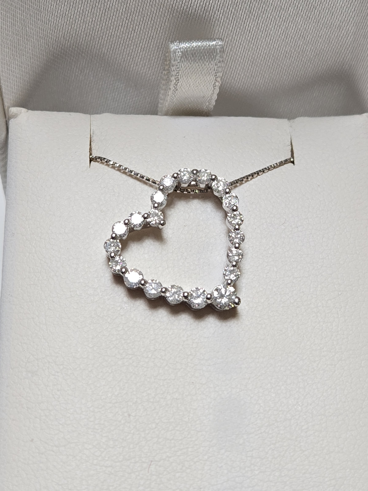14K white gold pendant with 1.02ct round diamonds, showcasing a elegant jewelry piece from Chique Jewelry.