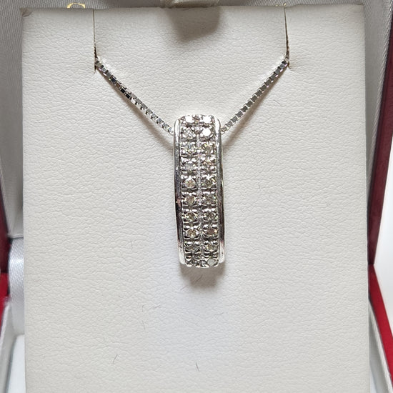 18K white gold pendant with 0.25ct round diamond from Chique Jewelry, showcasing elegant jewelry design.