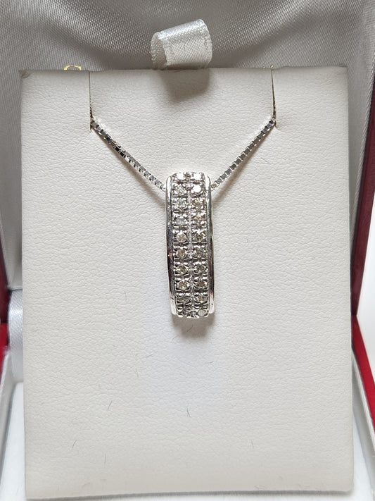 18K white gold pendant with 0.25ct round diamond from Chique Jewelry, showcasing elegant jewelry design.