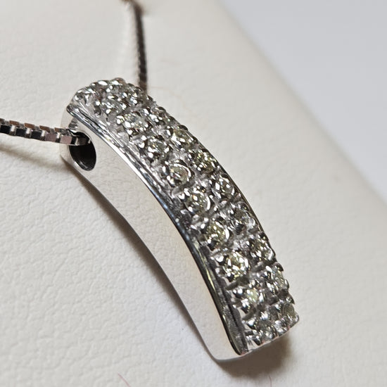 18K white gold pendant with 0.25ct round diamond from Chique Jewelry, showcasing a delicate, elegant jewelry piece.