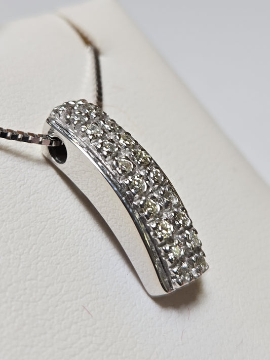 18K white gold pendant with 0.25ct round diamond from Chique Jewelry, showcasing a delicate, elegant jewelry piece.