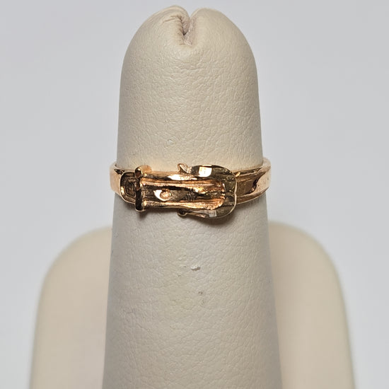 18K gold belt buckle ring by Chique Jewelry, showcasing a stylish design with a 2.1g weight in a close-up view.