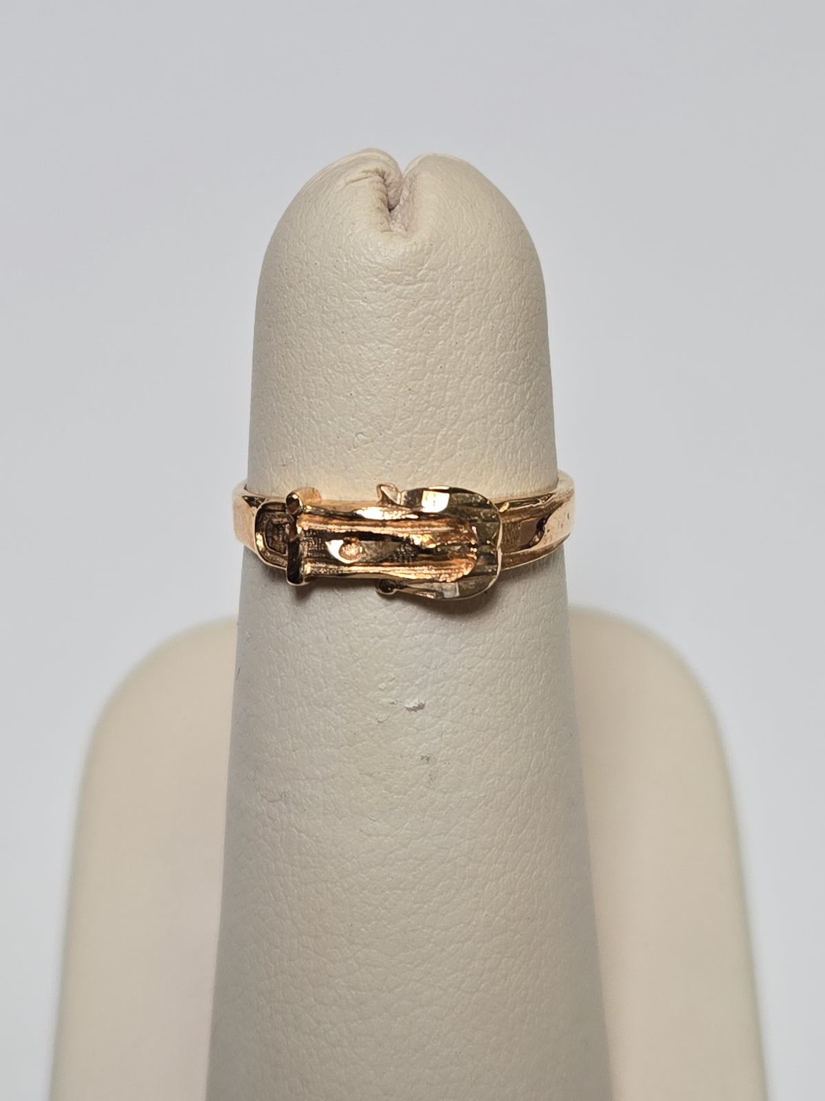 18K gold belt buckle ring by Chique Jewelry, showcasing a stylish design with a 2.1g weight in a close-up view.