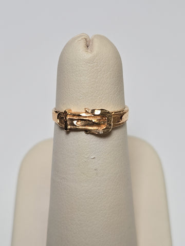 18K gold belt buckle ring by Chique Jewelry, showcasing a stylish design with a 2.1g weight in a close-up view.