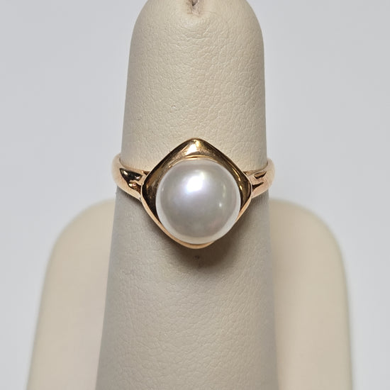 14K gold ring featuring a round pearl, weighing 2.4 grams, by Chique Jewelry, showcased on a white background.