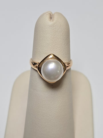 14K gold ring featuring a round pearl, weighing 2.4 grams, by Chique Jewelry, showcased on a white background.