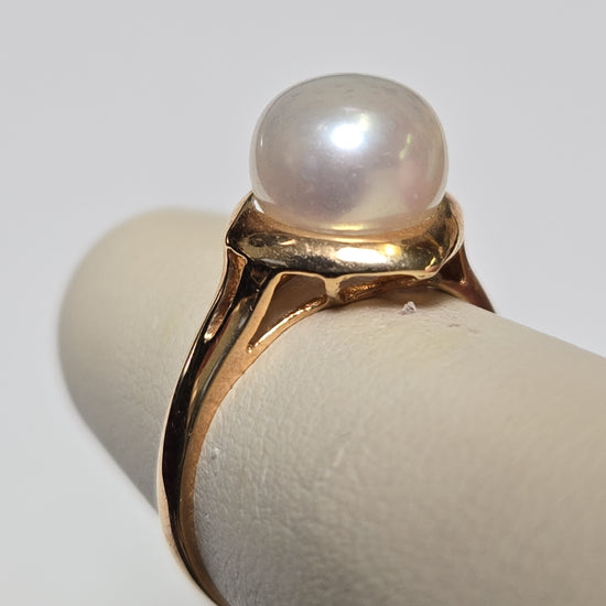 14K gold ring featuring a round pearl, weighs 2.4 grams, from Chique Jewelry, shown with a close-up of the elegant design.