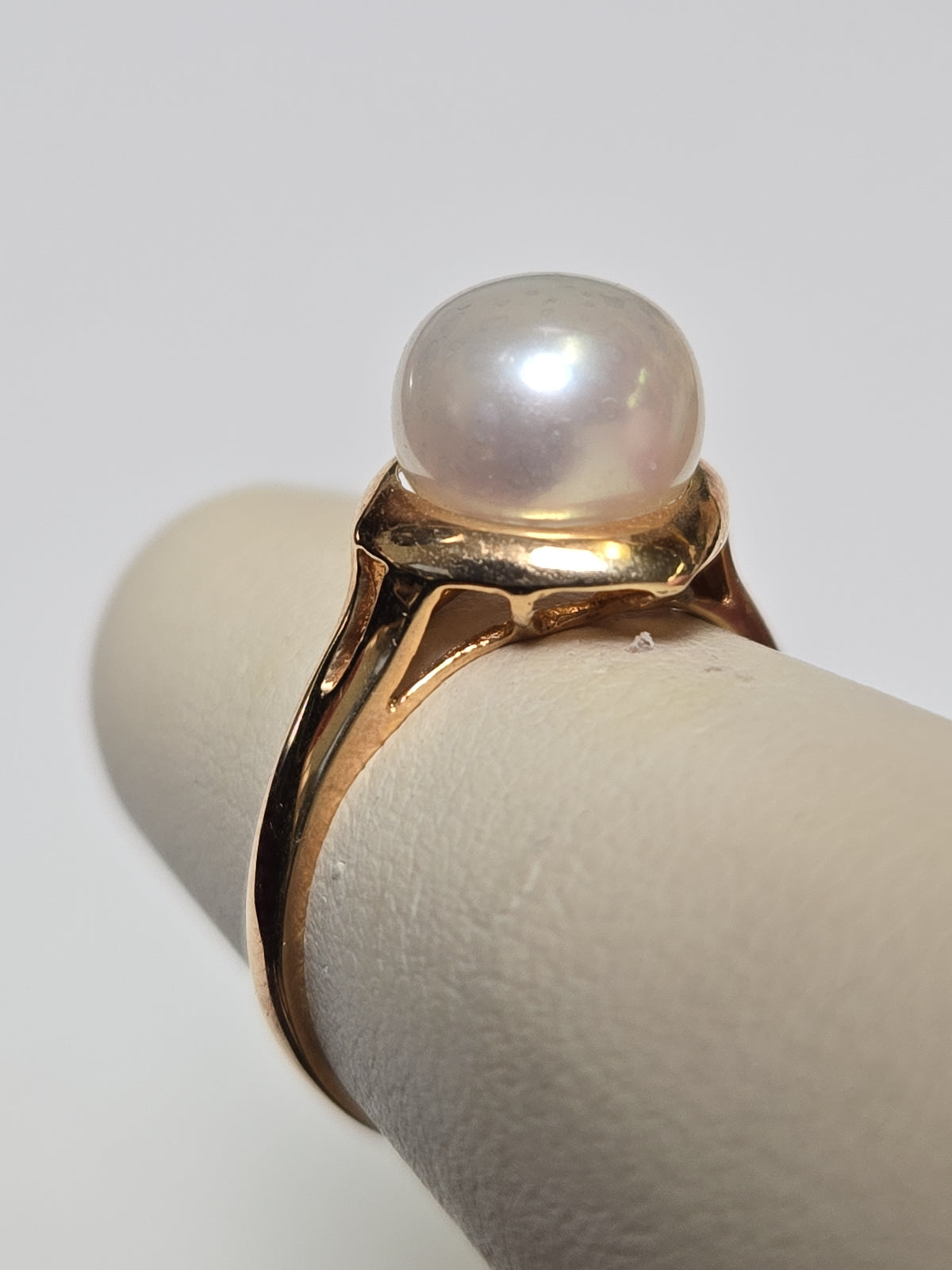 14K gold ring featuring a round pearl, weighs 2.4 grams, from Chique Jewelry, shown with a close-up of the elegant design.