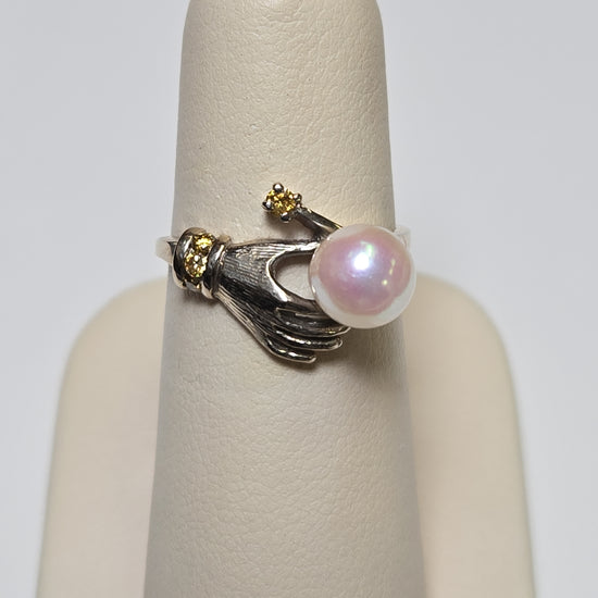 14K multi-tone gold ring with round pearl, weighing 2.7g, by Chique Jewelry, showcasing a elegant design and lustrous pearl centerpiece.