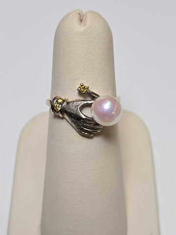 14K multi-tone gold ring with round pearl, weighing 2.7g, by Chique Jewelry, showcasing a elegant design and lustrous pearl centerpiece.