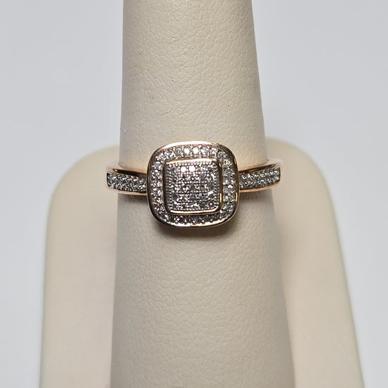 9K gold cluster ring with 0.25ct round diamonds from Chique Jewelry, featuring a elegant design and 2.8g weight.