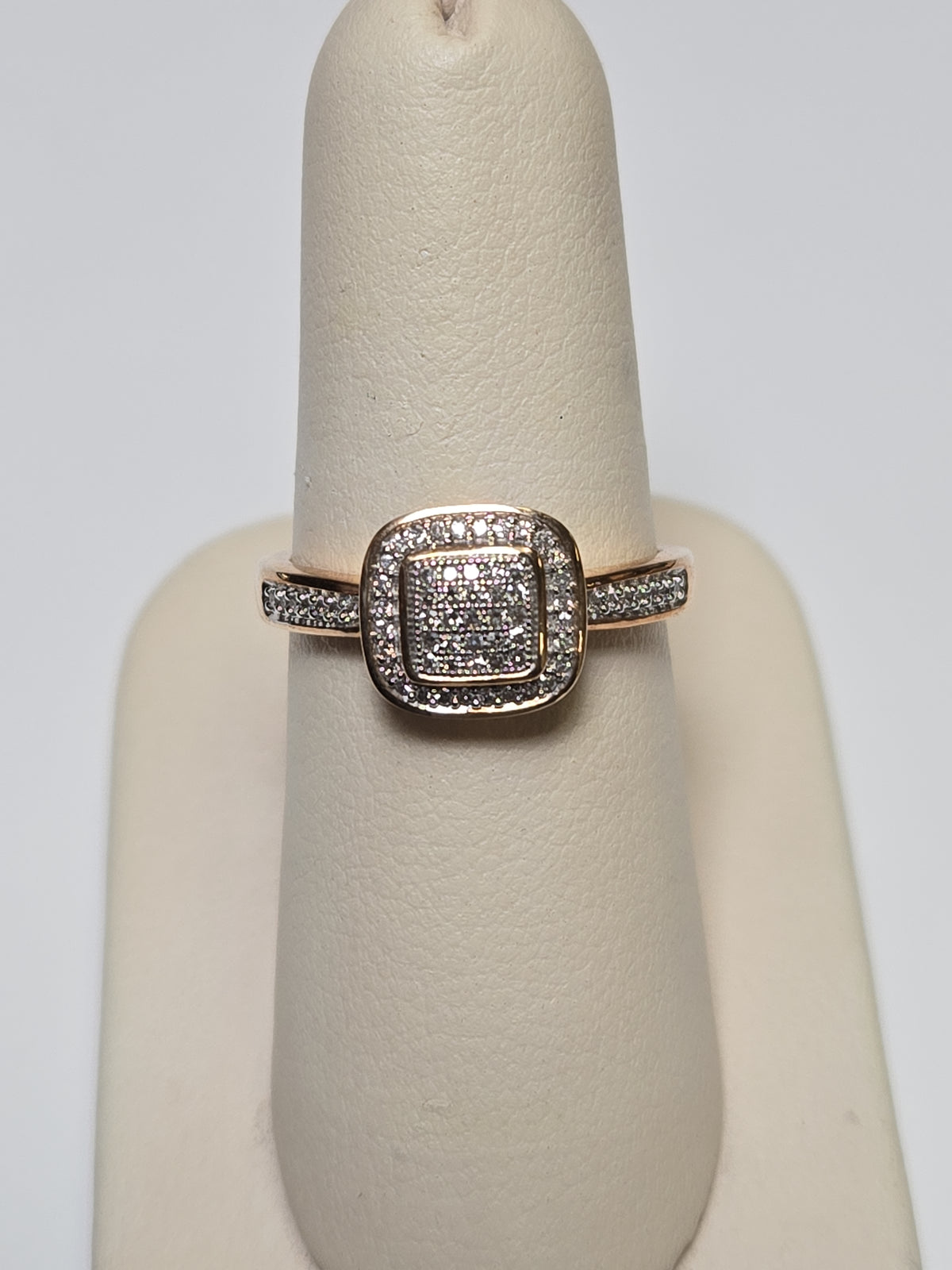9K gold cluster ring with 0.25ct round diamonds from Chique Jewelry, featuring a elegant design and 2.8g weight.
