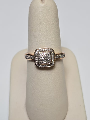 9K gold cluster ring with 0.25ct round diamonds from Chique Jewelry, featuring a elegant design and 2.8g weight.