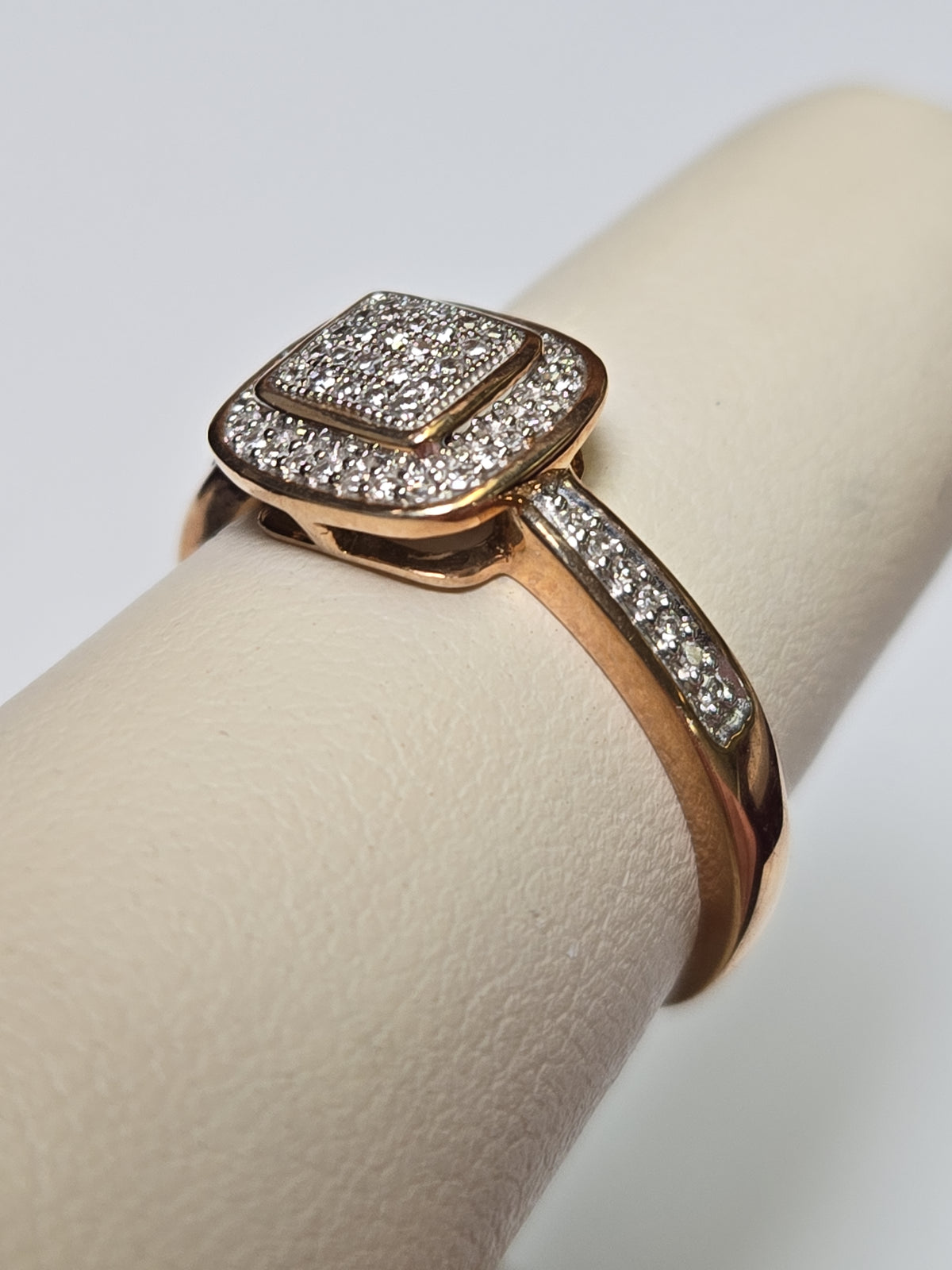 9K gold cluster ring with 0.25ct round diamonds from Chique Jewelry, showcasing a sparkling, elegant jewelry piece.