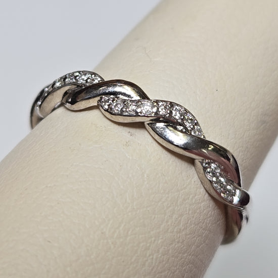 White gold 10K ring with 0.25ct round diamonds, elegant jewelry piece from Chique Jewelry, showcasing the sparkling gemstone details.