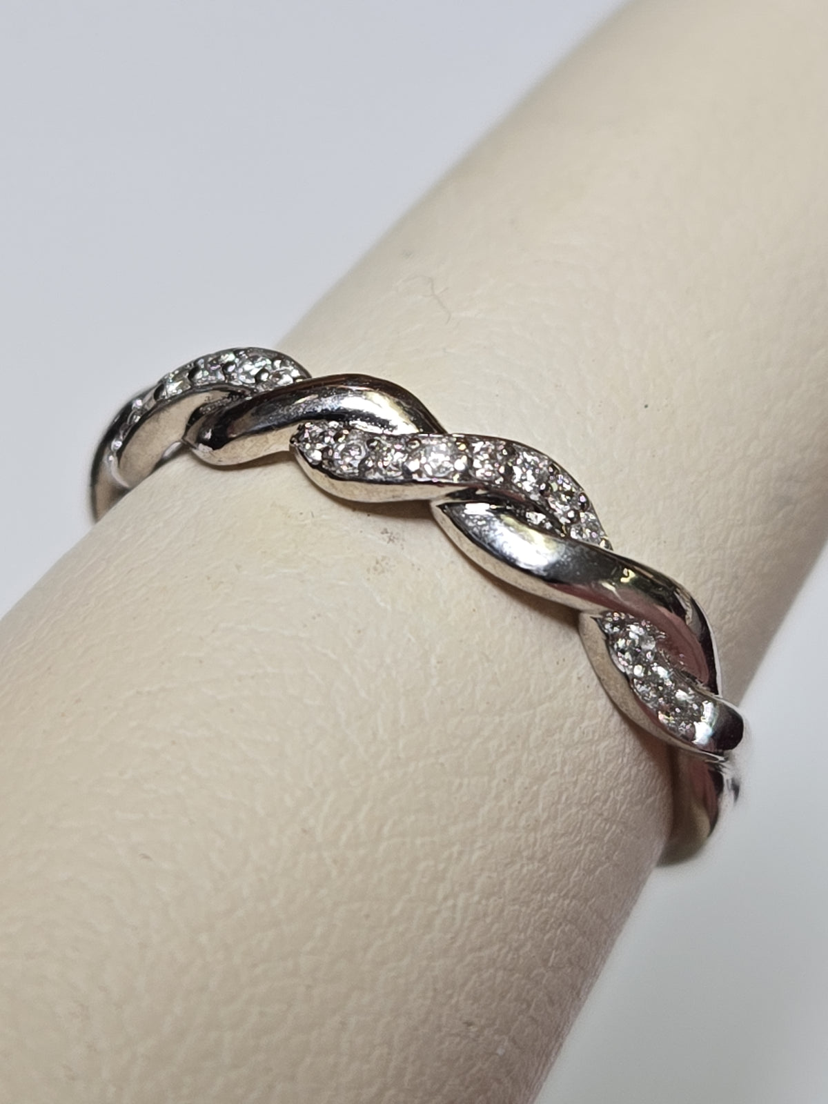 White gold 10K ring with 0.25ct round diamonds, elegant jewelry piece from Chique Jewelry, showcasing the sparkling gemstone details.