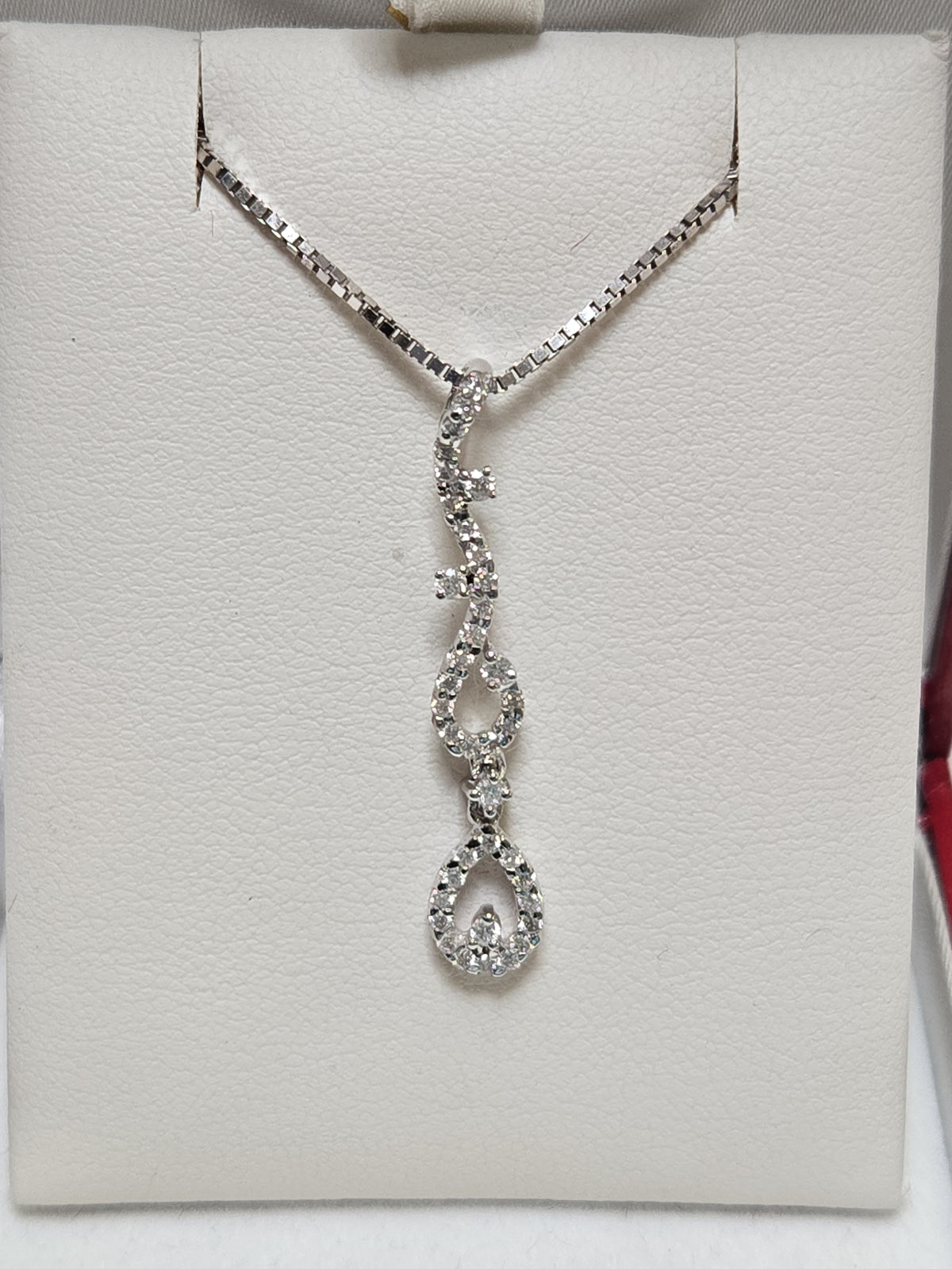 18K white gold pendant featuring a 0.41ct round diamond, crafted by Chique Jewelry, with a delicate and elegant design.