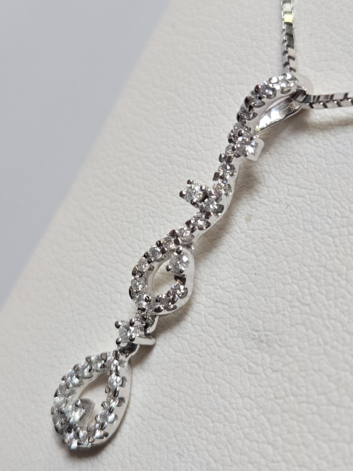 18K white gold pendant with a 0.41ct round diamond, featuring elegant design, weighing 1.8 grams, from Chique Jewelry.