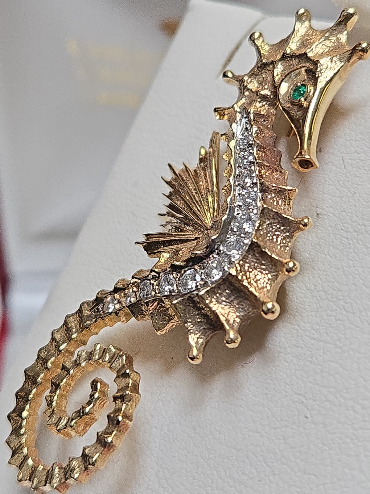 14K gold brooch with 0.5ct round diamond, elegant jewelry piece by Chique Jewelry, showcasing intricate design and sparkling gemstone.