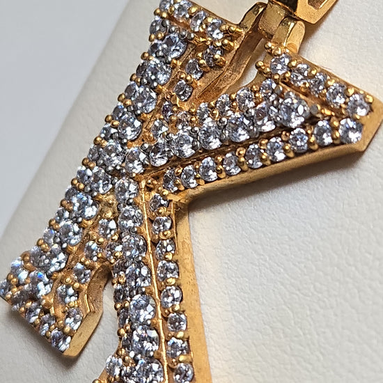 Gold-plated "K" pendant with round cubic zirconias, 7.9g, from Chique Jewelry, featuring a stylish and sparkling jewelry design.