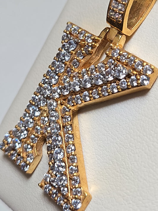 Gold-plated "K" pendant with round cubic zirconias, 7.9g, from Chique Jewelry, featuring a stylish and sparkling jewelry design.