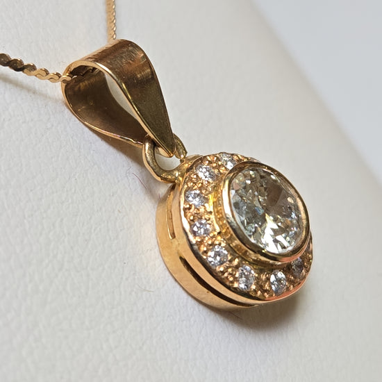 18K gold pendant with 0.82ct round diamonds, featuring a elegant design from Chique Jewelry.