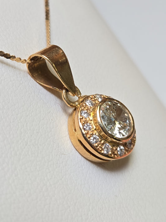 18K gold pendant with 0.82ct round diamonds, featuring a elegant design from Chique Jewelry.