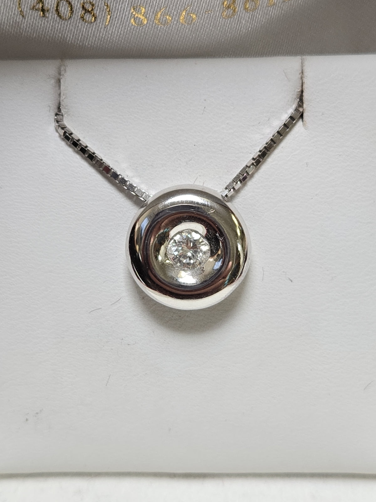 18K white gold pendant with a 0.25ct round diamond, showcasing elegant jewelry design with sparkling gemstone accents.