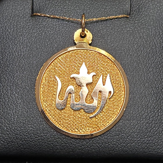 18K gold Allah pendant by Chique Jewelry, 2.8g, featuring a detailed Islamic religious symbol and polished finish.
