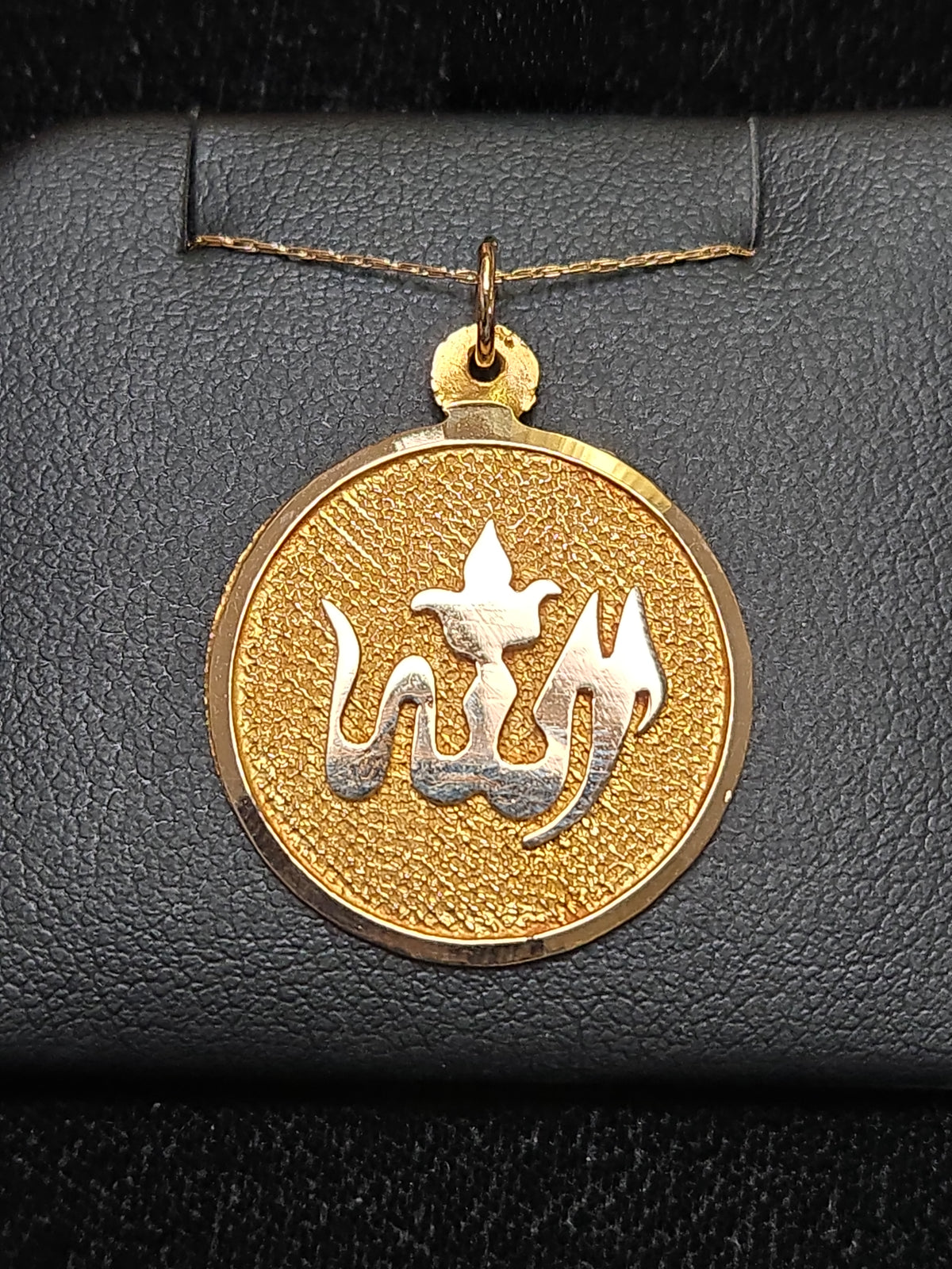 18K gold Allah pendant by Chique Jewelry, 2.8g, featuring a detailed Islamic religious symbol and polished finish.