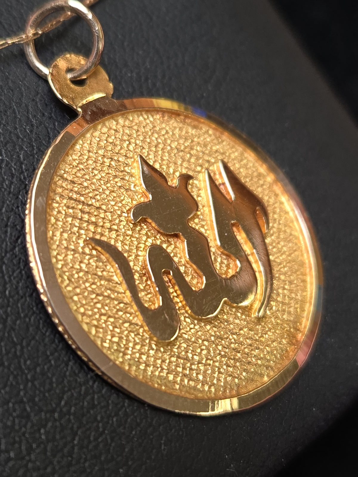 18K gold Allah pendant weighing 2.8g from Chique Jewelry, featuring intricate Islamic calligraphy design.