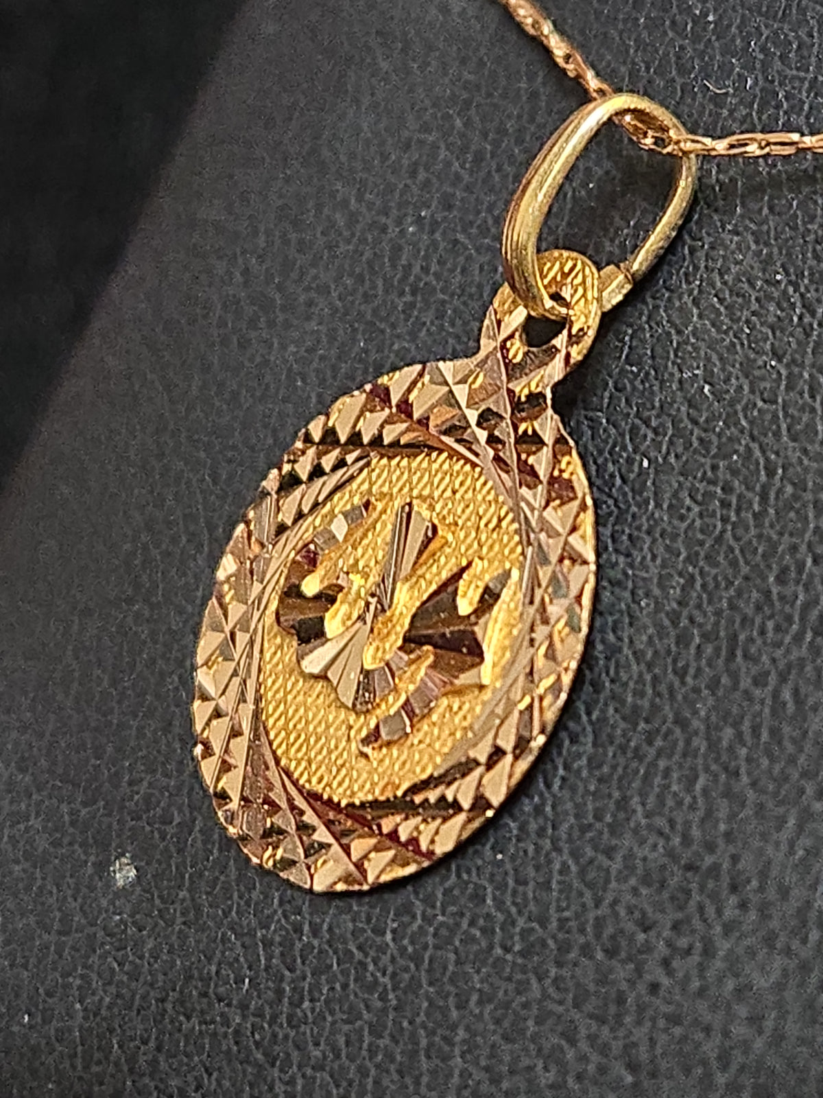 18K gold Allah pendant from Chique Jewelry, 1g, featuring intricate Islamic calligraphy on a sleek pendant design.