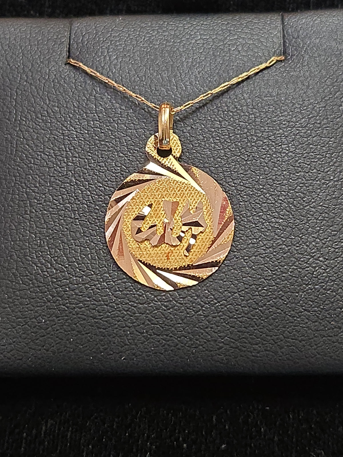 18K gold Allah pendant by Chique Jewelry, showcasing a detailed religious pendant weighing 0.9g, designed for spiritual symbolism.