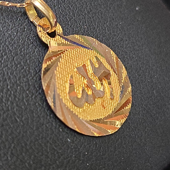 18K gold Allah pendant from Chique Jewelry, lightweight 0.9g, featuring detailed Islamic calligraphy on a polished gold surface.