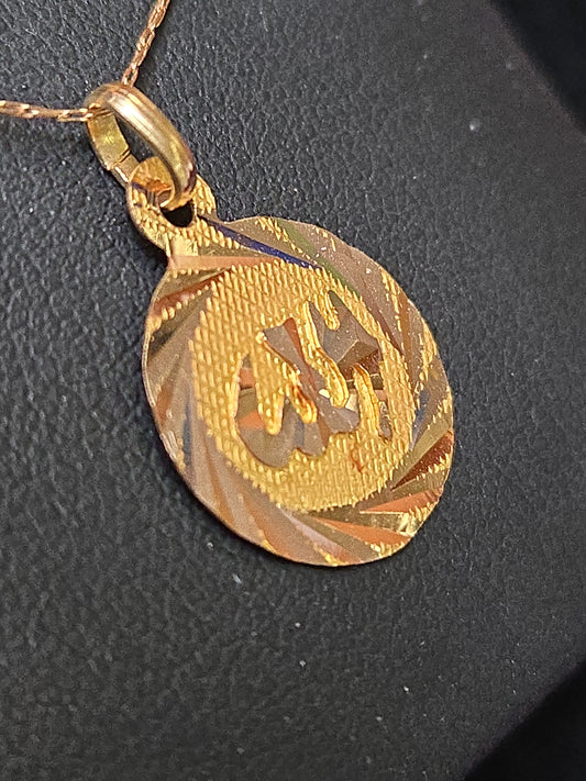 18K gold Allah pendant from Chique Jewelry, lightweight 0.9g, featuring detailed Islamic calligraphy on a polished gold surface.