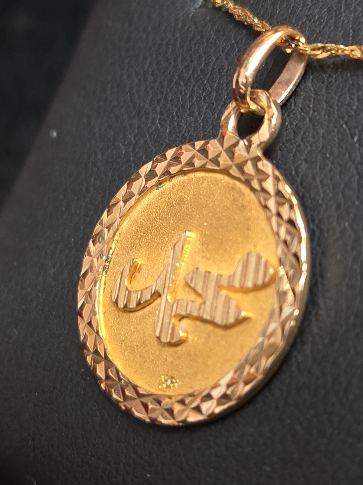 18K gold Muhammed pendant weighing 2.3g, detailed religious jewelry piece from Chique Jewelry.