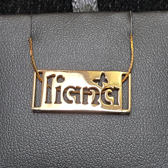 18K gold Liana pendant by Chique Jewelry, showcasing an elegant pendant design weighing 1.9g on a chain.