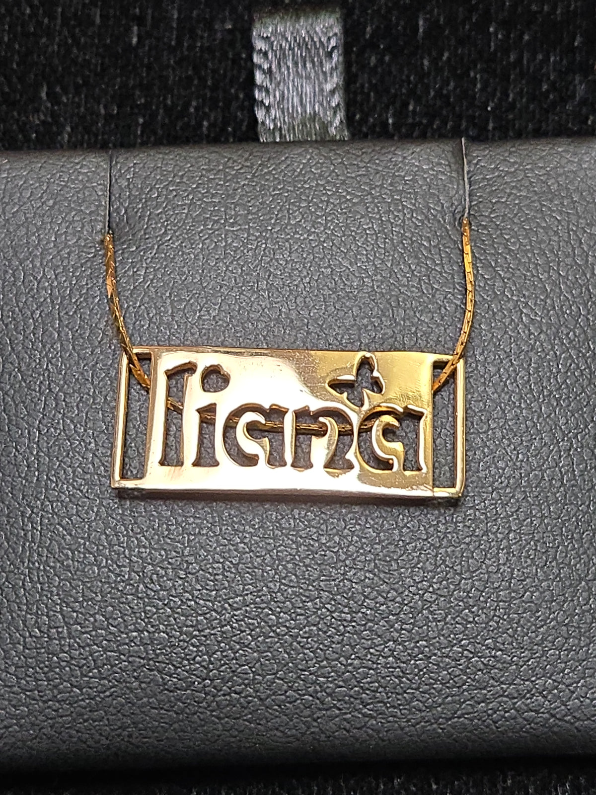 18K gold Liana pendant by Chique Jewelry, showcasing an elegant pendant design weighing 1.9g on a chain.