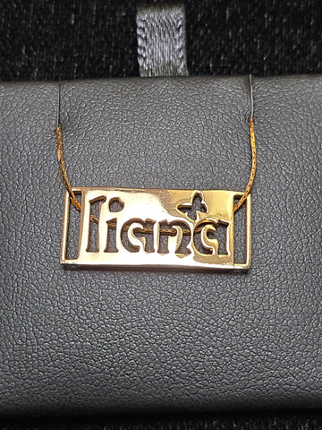 18K gold Liana pendant by Chique Jewelry, showcasing an elegant pendant design weighing 1.9g on a chain.