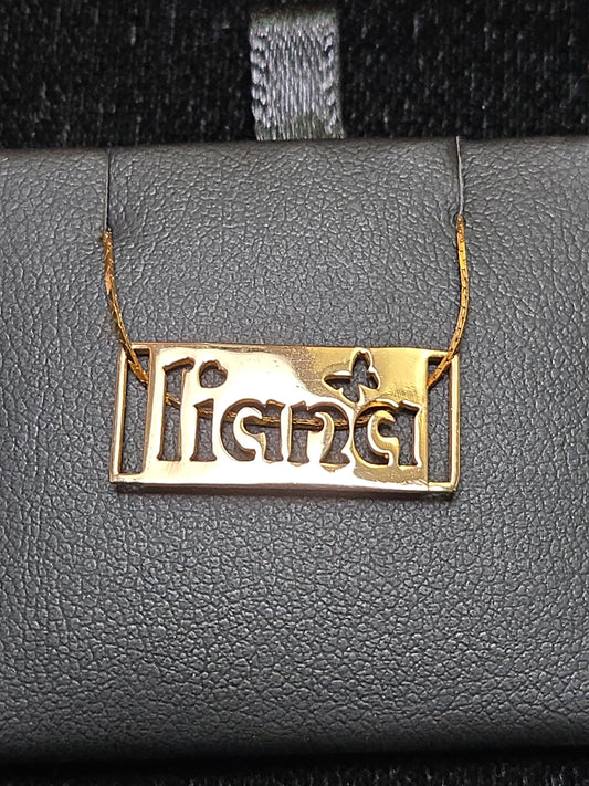 18K gold Liana pendant by Chique Jewelry, showcasing an elegant pendant design weighing 1.9g on a chain.