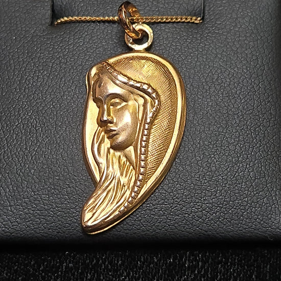 18K gold Mary pendant weighing 3.9g, elegant jewelry piece from Chique Jewelry featuring detailed religious design.